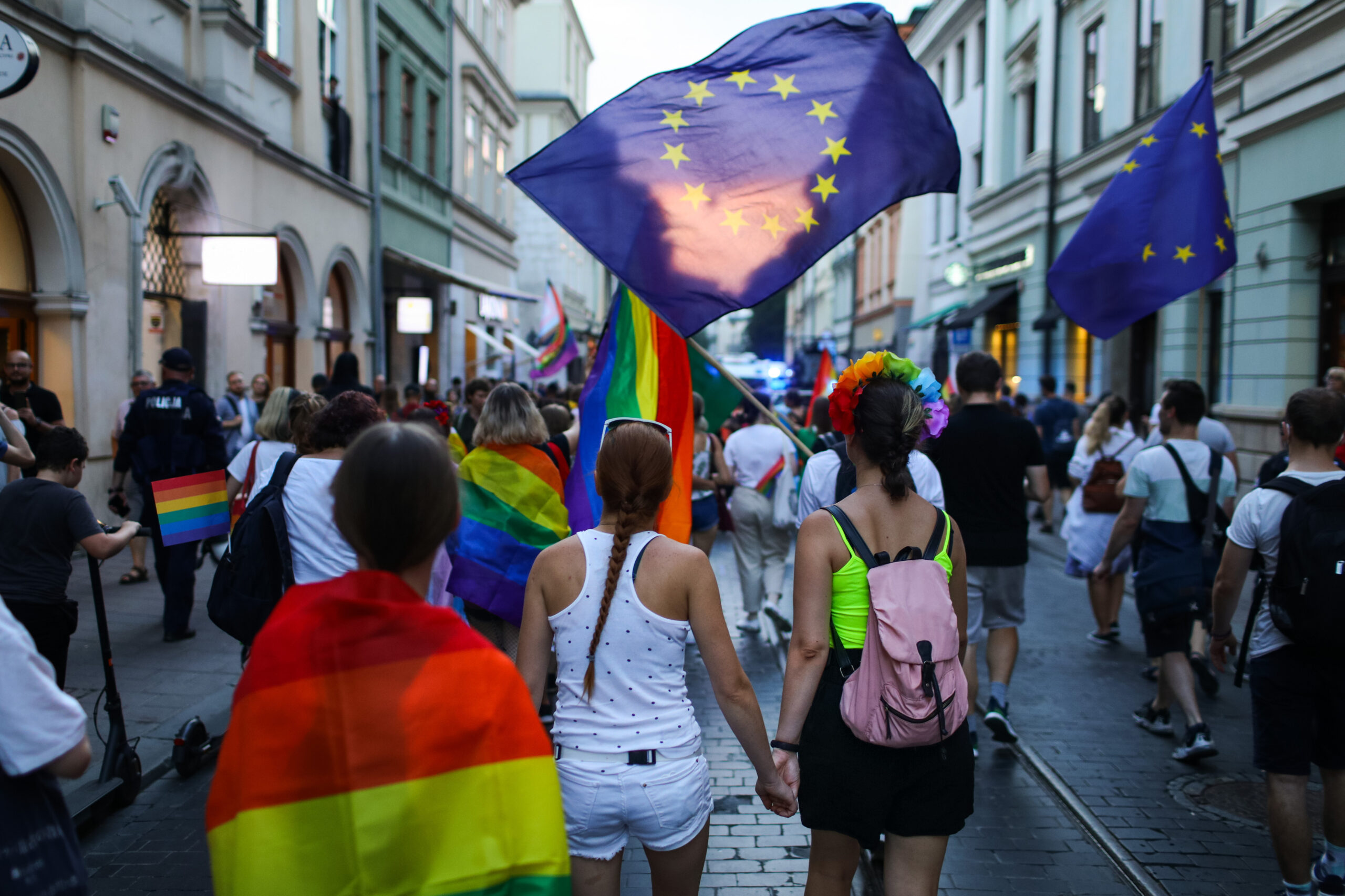Unia żąda końca dyskryminacji dla osób LGBTQ+ w Polsce. Co oznacza rezolucja PE?